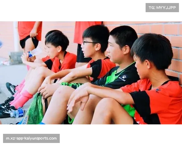 西亚卡姆赛前秀足球脚法 训练场化身球技舞台展多才魅力